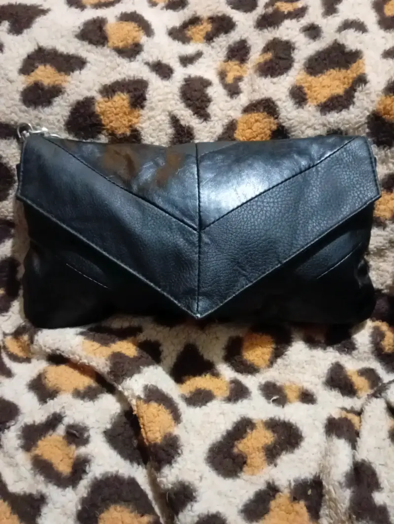 Cartera de cuero negra elegante