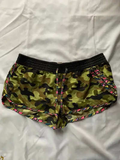 Shorts deportivos camuflados para mujer - miniatura 1
