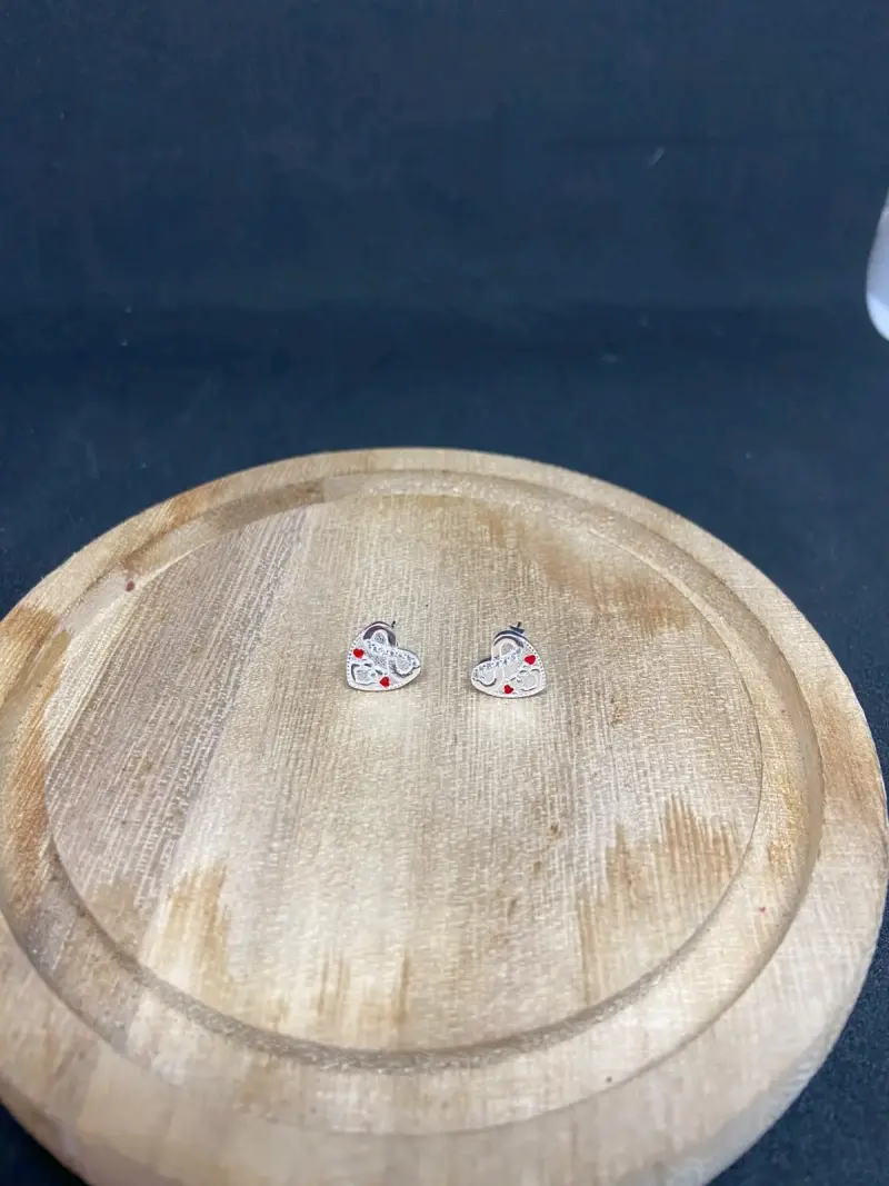 Aros de plata con diseño de corazón