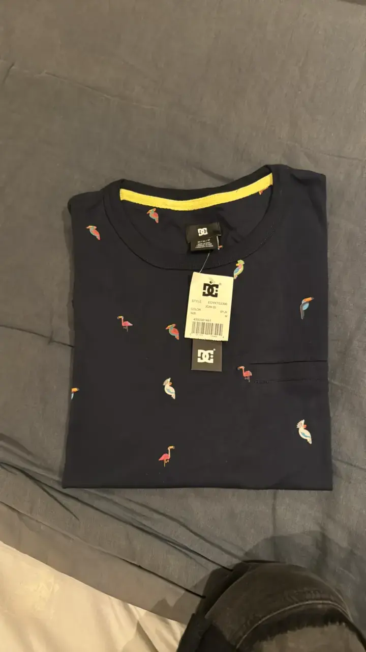 Polera DC Shoes azul con estampado de aves - 1