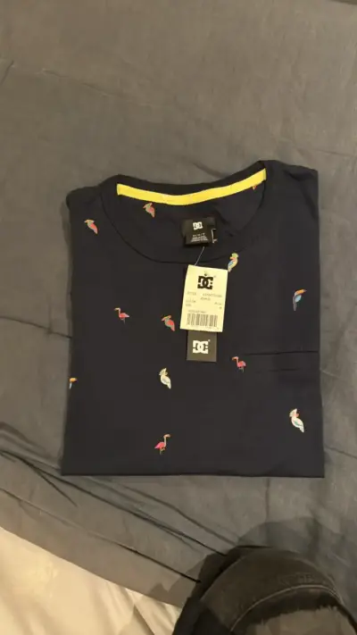 Polera DC Shoes azul con estampado de aves - miniatura 1