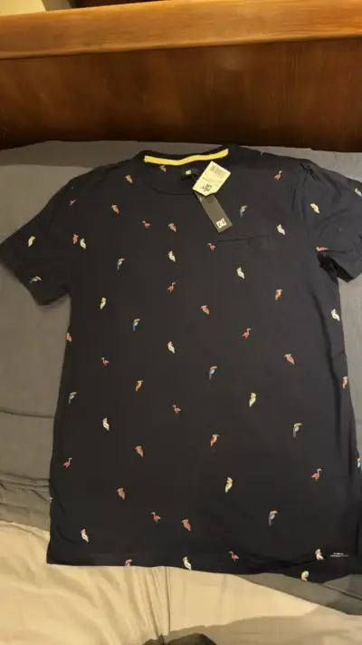 Polera DC Shoes azul con estampado de aves - miniatura 2