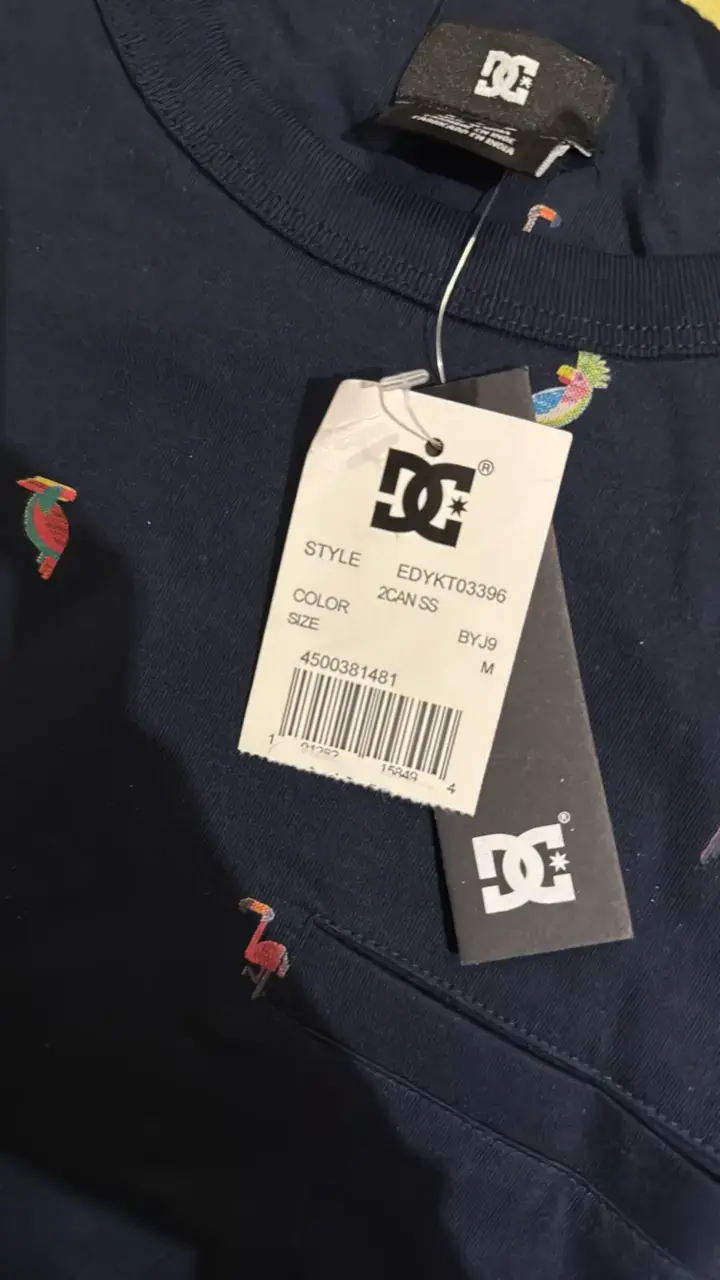 Polera DC Shoes azul con estampado de aves - 4