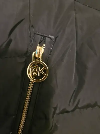 Abrigo largo acolchado negro con cierre dorado - miniatura 2