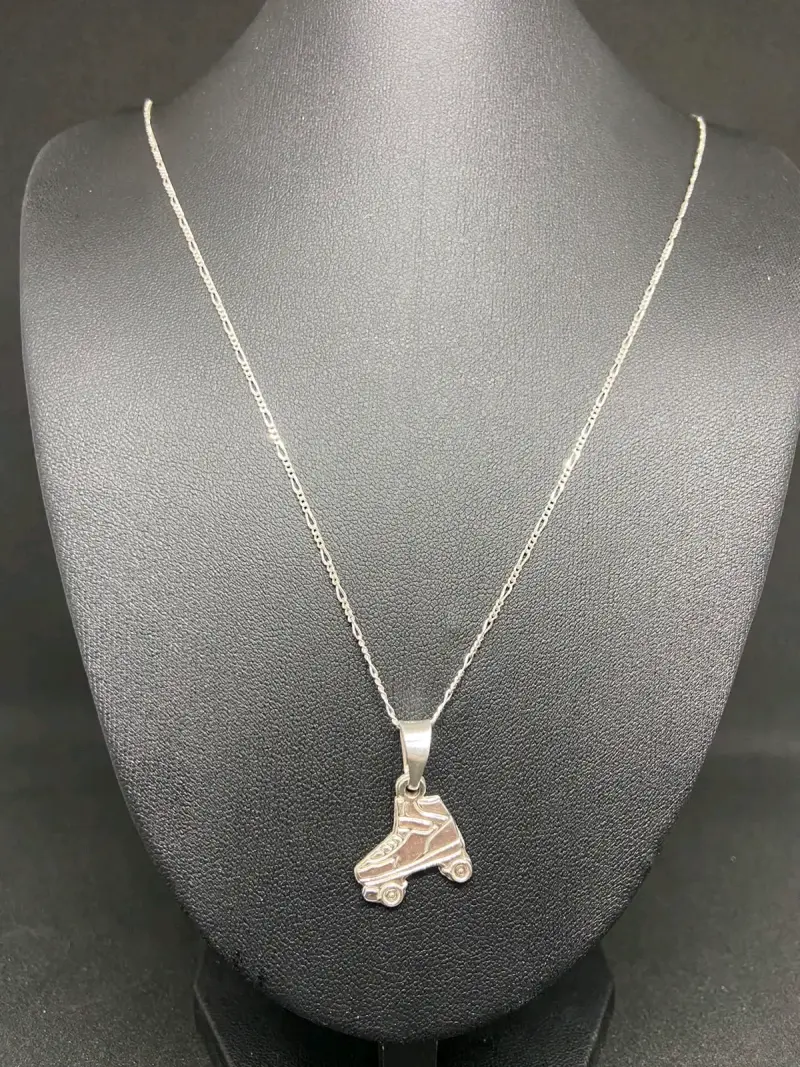 Collar con colgante de patín de plata