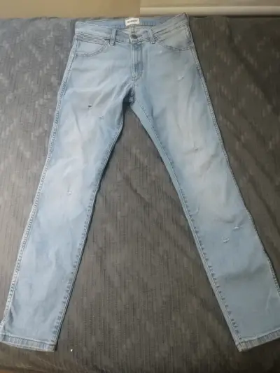 Jeans Wrangler celestes desgastados - miniatura 1