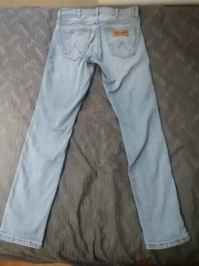 Jeans Wrangler celestes desgastados - miniatura 2