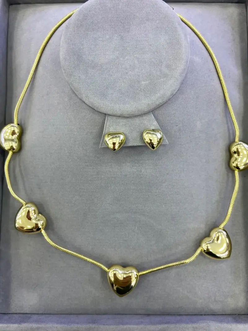Conjunto de collar y aros de corazones dorados