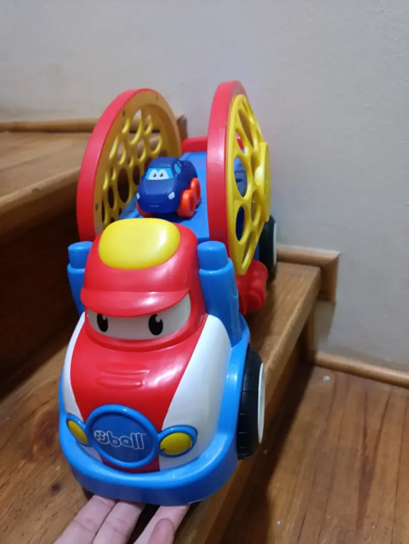 Camión de juguete Oball con auto pequeño - 1