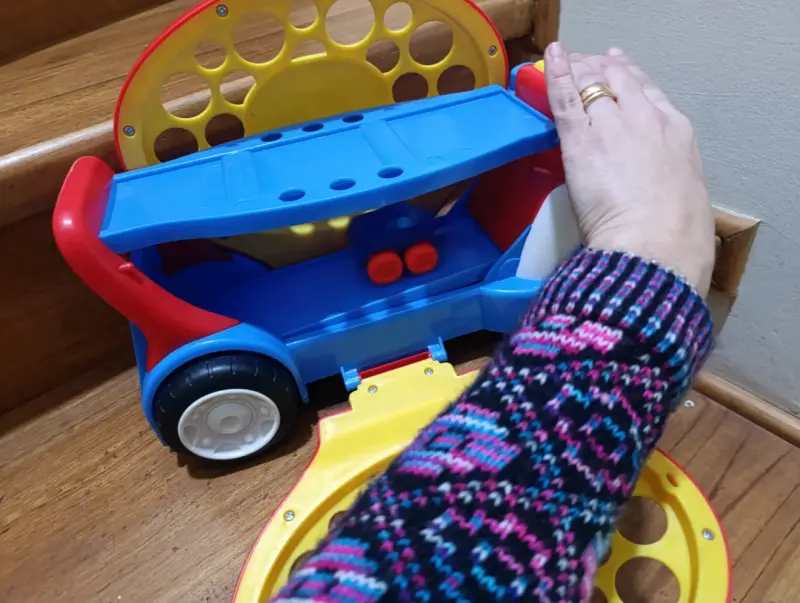 Camión de juguete Oball con auto pequeño - 2