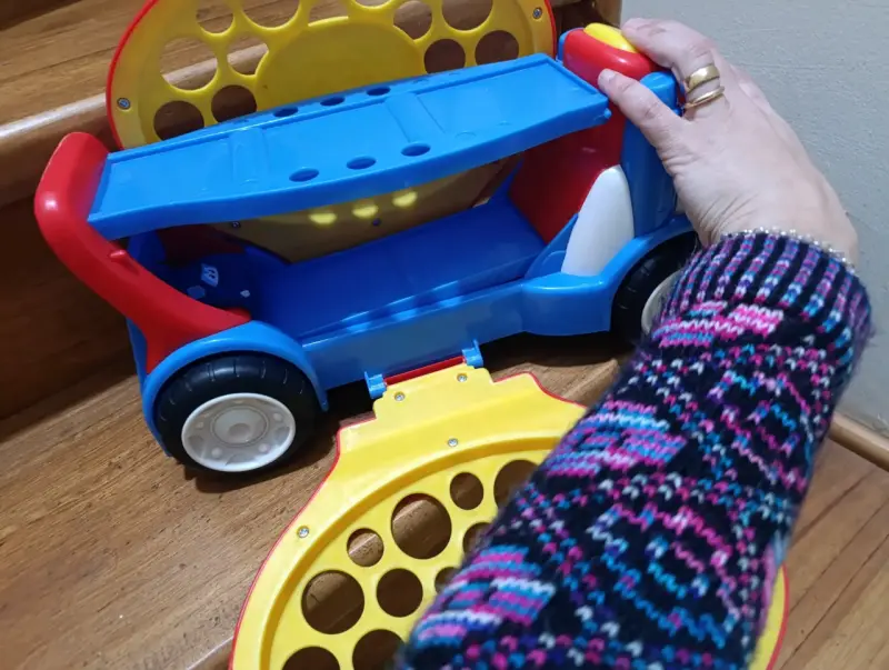 Camión de juguete Oball con auto pequeño - 3