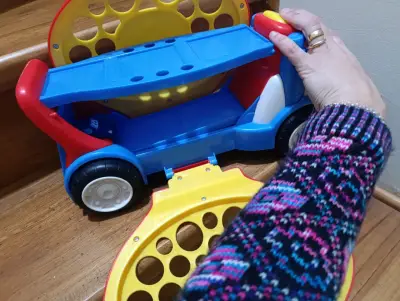 Camión de juguete Oball con auto pequeño - miniatura 3