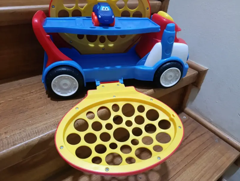 Camión de juguete Oball con auto pequeño - 4
