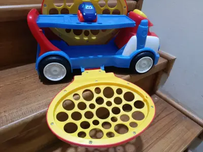 Camión de juguete Oball con auto pequeño - miniatura 4