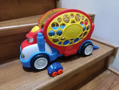 Camión de juguete Oball con auto pequeño - miniatura 5