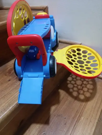 Camión de juguete Oball con auto pequeño - miniatura 6