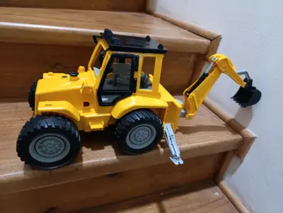 Retroexcavadora de juguete amarilla - miniatura 1