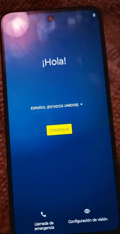 Smartphone con pantalla de inicio en español - miniatura 1