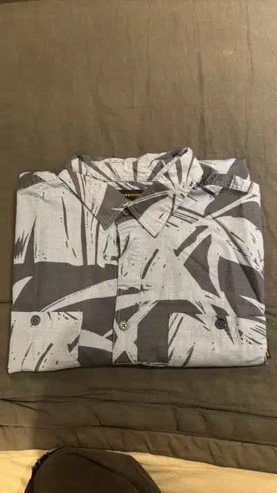 Camisa hawaiana estampada  hojas marca quiksilver - miniatura 3