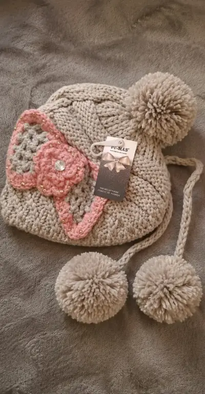 Gorro tejido con pompones y flor decorativa - miniatura 1