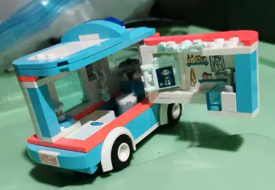 Camión de juguete LEGO ambulancia veterinaria - miniatura 2