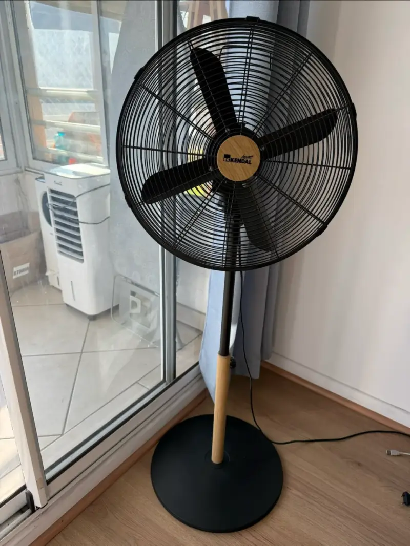 Ventilador de pie Kendal con base de madera - 1