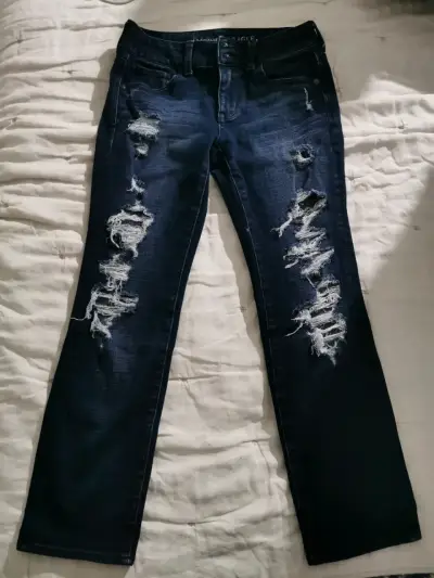 Jeans desgastados azul oscuro para mujer - miniatura 1