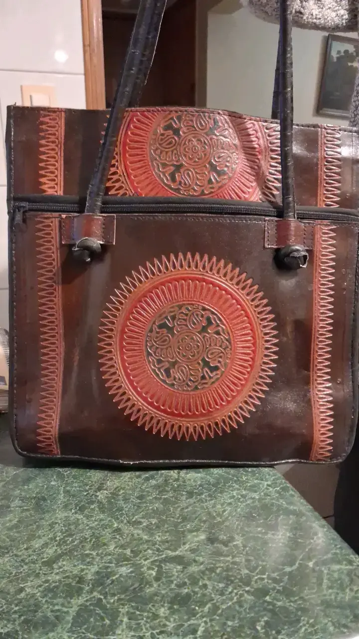 Bolso de cuero artesanal con diseño étnico
