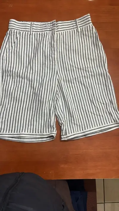 Shorts de lino a rayas blanco y gris - miniatura 1