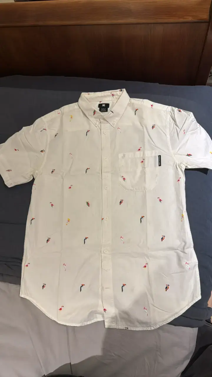 Camisa blanca DC estampada de pájaros para hombre - 1