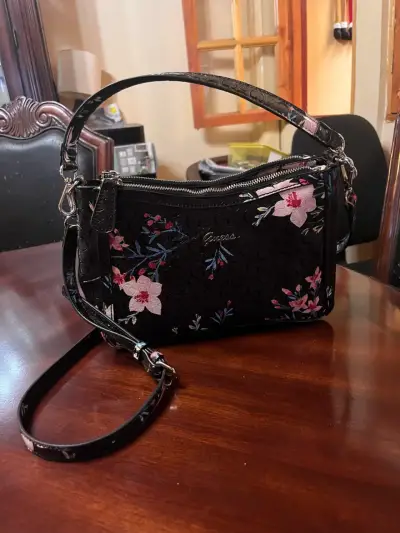 Cartera Guess negra con flores bordadas - miniatura 1