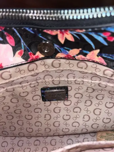 Cartera Guess negra con flores bordadas - miniatura 2