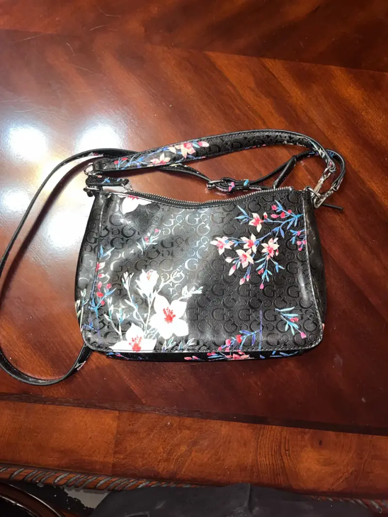 Cartera Guess negra con flores bordadas - 3