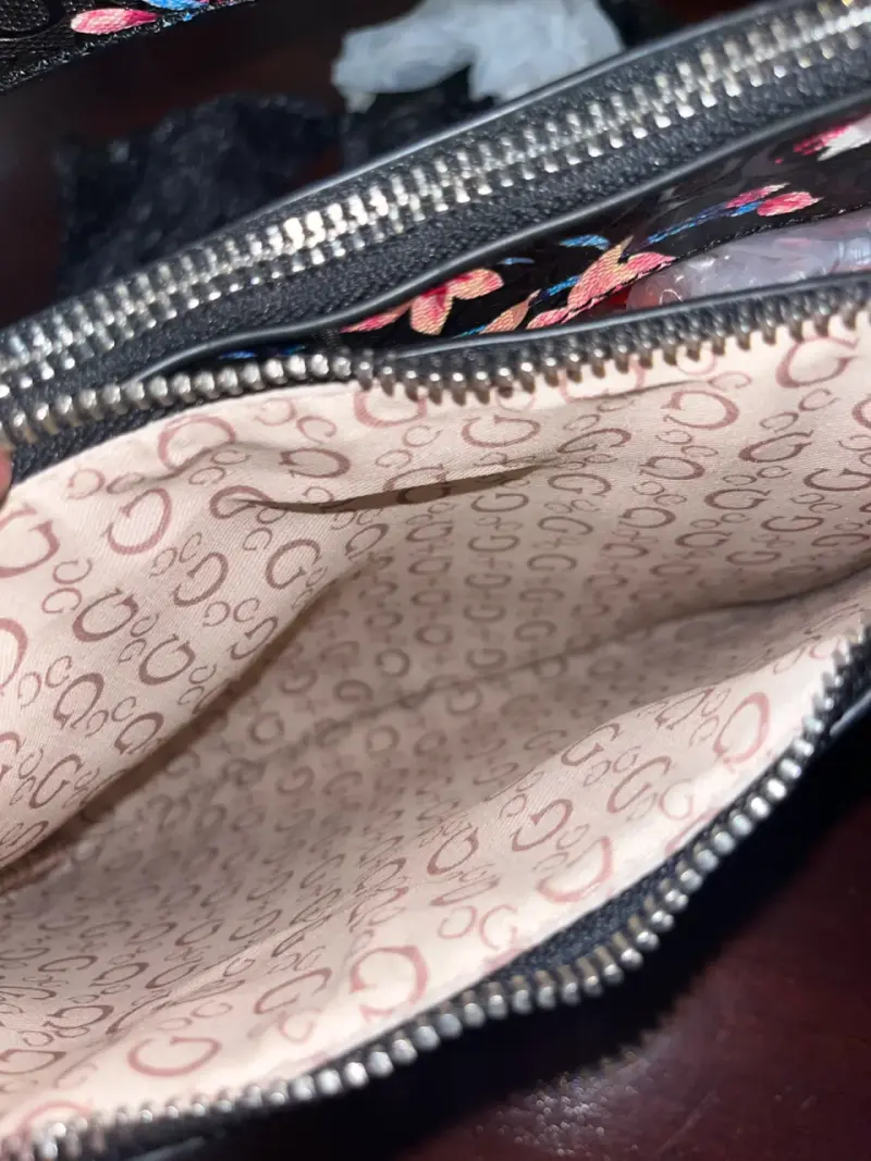 Cartera Guess negra con flores bordadas - 4