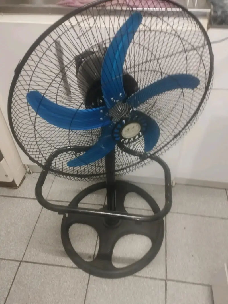 Ventilador de pie con aspas azules - 1