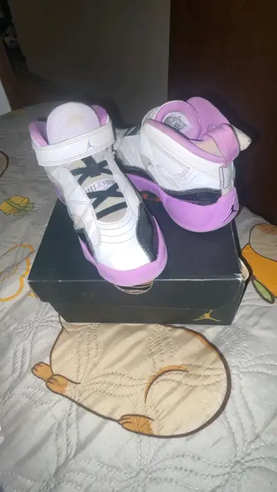 Zapatillas Air Jordan blancas y rosadas - miniatura 1