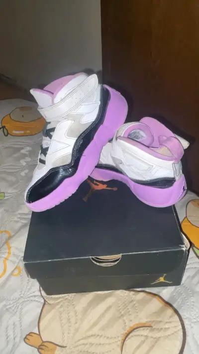 Zapatillas Air Jordan blancas y rosadas - miniatura 2