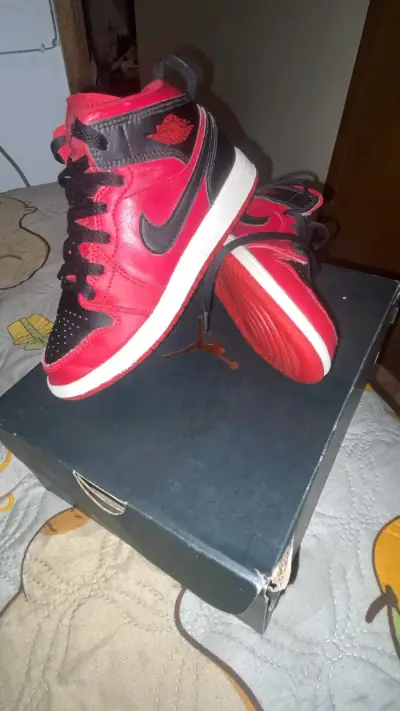 Zapatillas Air Jordan blancas y rosadas - miniatura 3