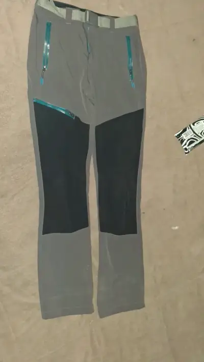 Pantalones de trekking gris con detalles negros - miniatura 1