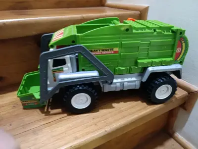 Camión de juguete recolector de basura verde - miniatura 1