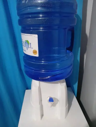 Dispensador de agua con bidón azul - miniatura 1
