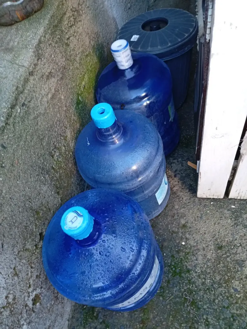 Dispensador de agua con bidón azul - 4