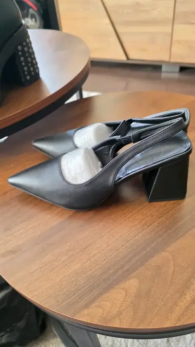 Zapatos de tacón negro elegantes - miniatura 2