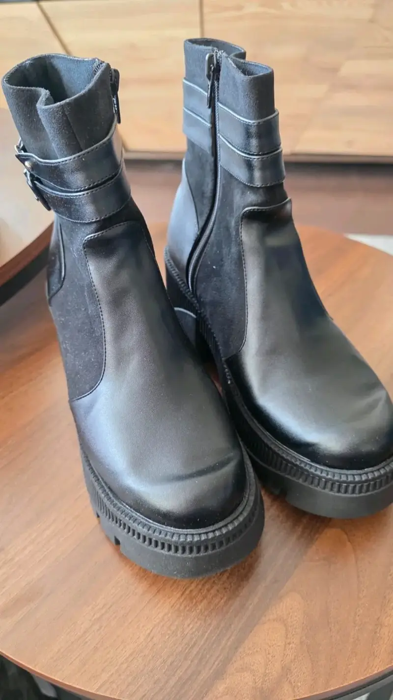 Botines negros de cuero con hebilla - 1