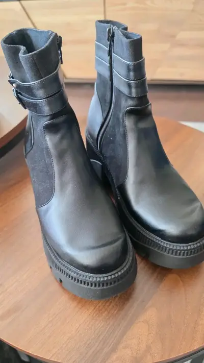 Botines negros de cuero con hebilla - miniatura 1
