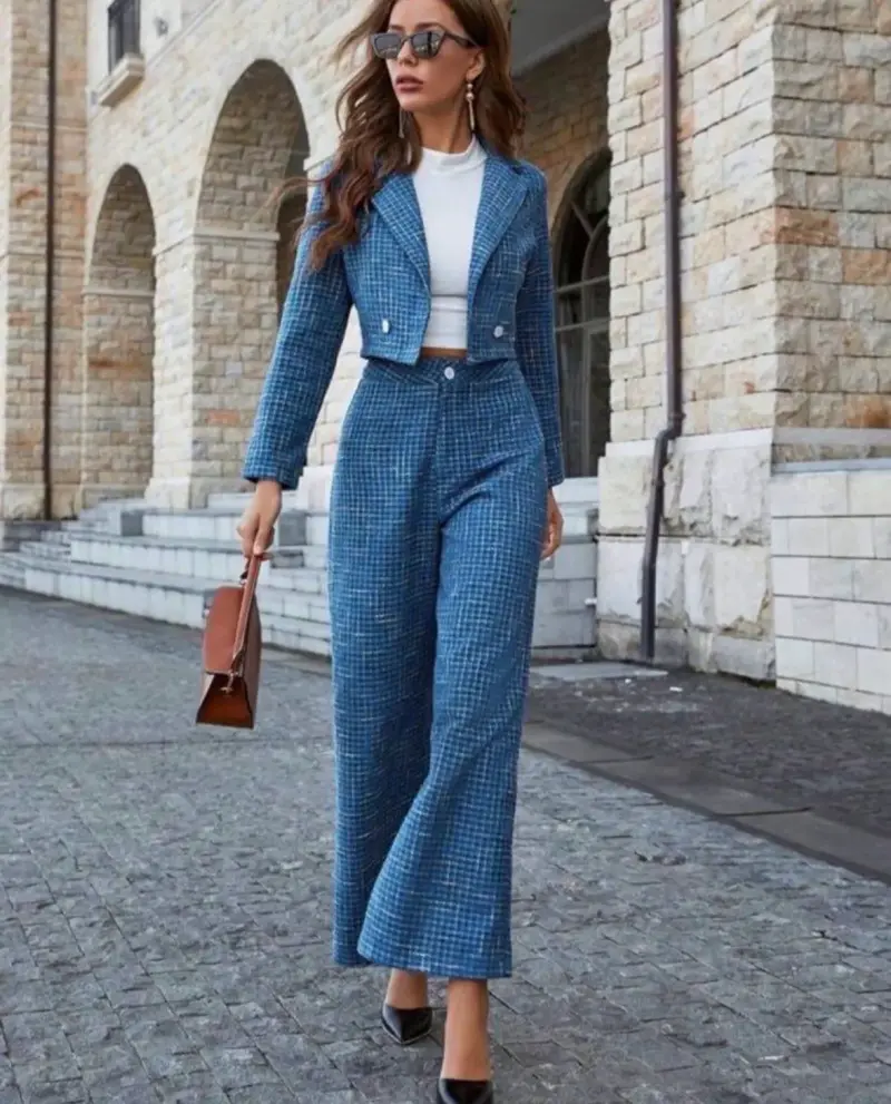 Conjunto de pantalón y chaqueta azul elegante - 1