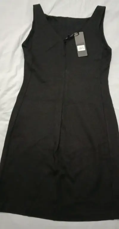 Vestido negro con tachas nuevo - miniatura 2