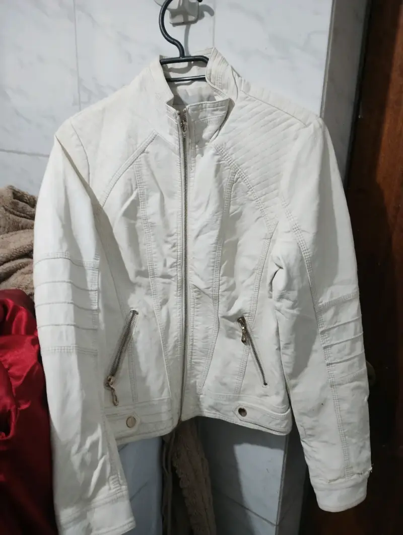 Chaqueta blanca de mujer con cierre