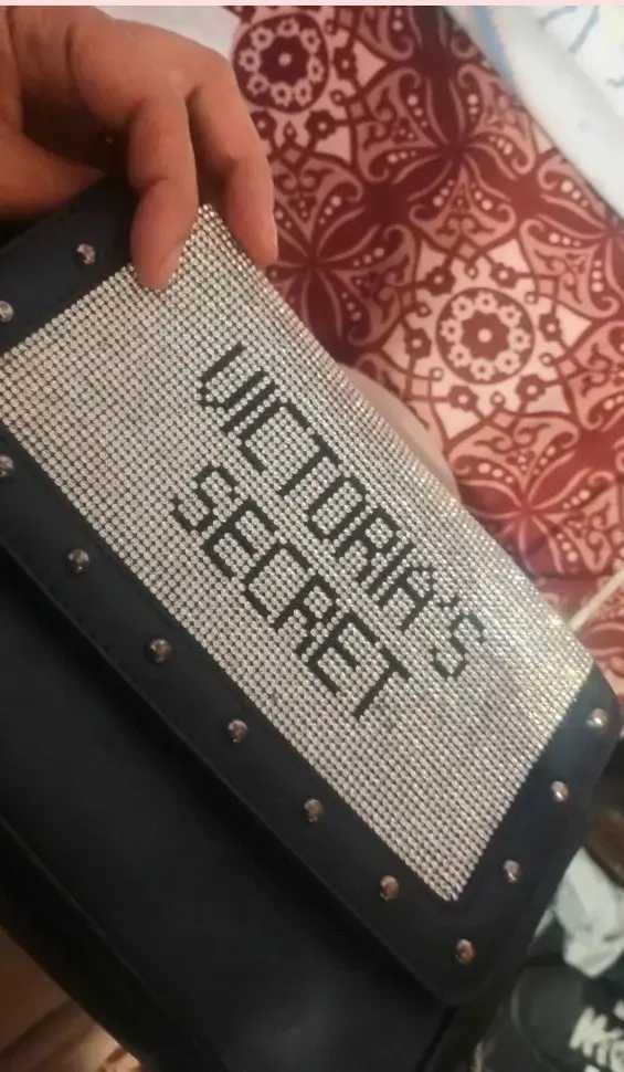 Cartera Victoria's Secret con diseño brillante