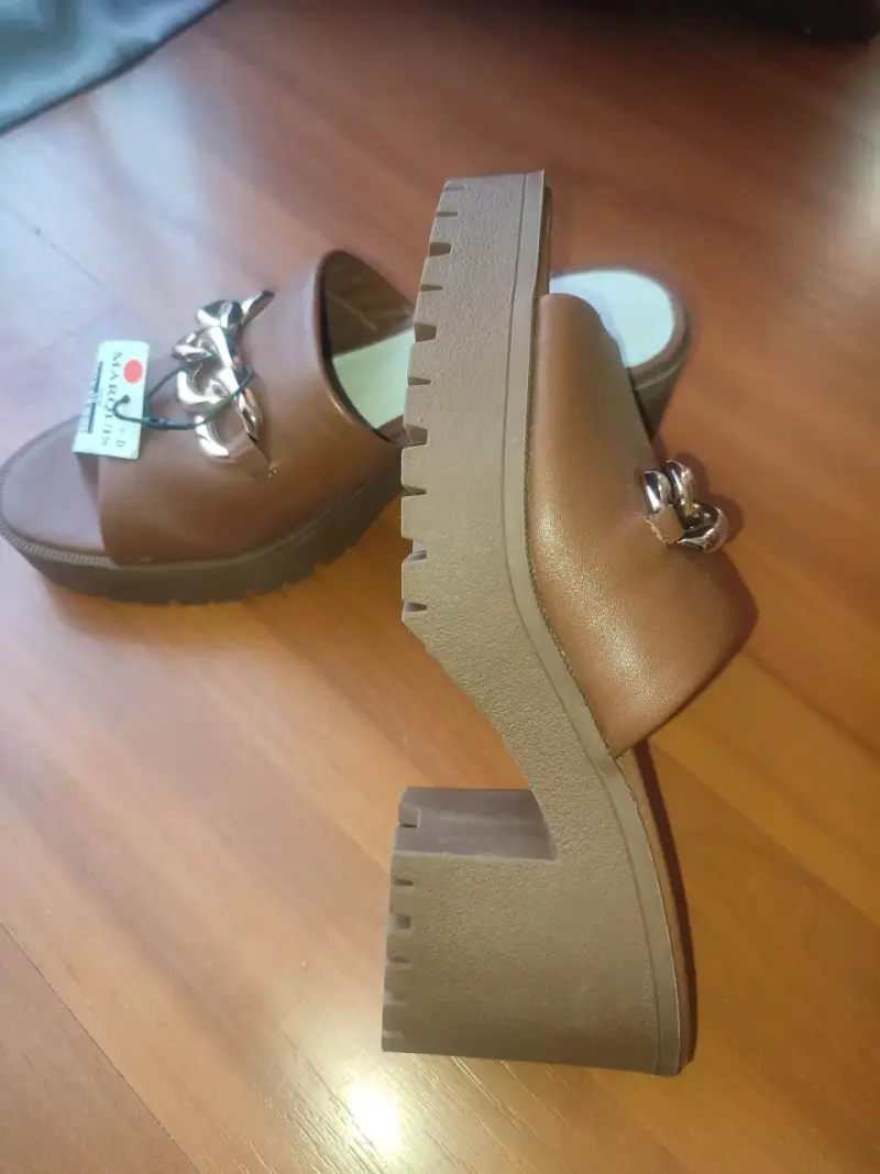 Sandalias planas marrones con cadena Marquis - 2